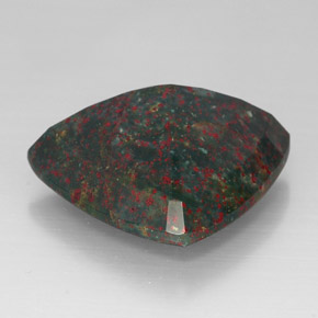 31.69克拉天然鸡血石，胖三角形，不透明