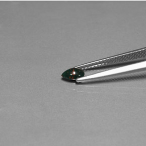 0.27克拉天然鸡血石，梨形，不透明