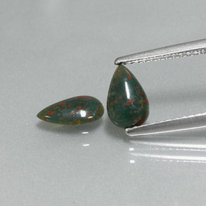 天然绿色血石，梨形，7.8×4.9毫米，不透明