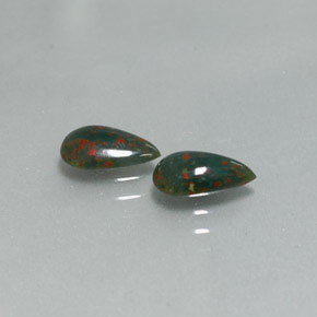 天然绿色血石，梨形，7.8×4.9毫米，不透明