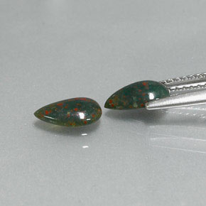 天然绿色血石，梨形，7.8×4.9毫米，不透明