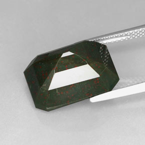 8.69克拉天然鸡血石，祖母绿式切割，不透明