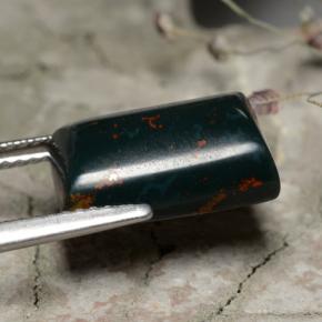 5.62克拉天然绿色血石，长方形切工，13.1×8.4毫米，不透明