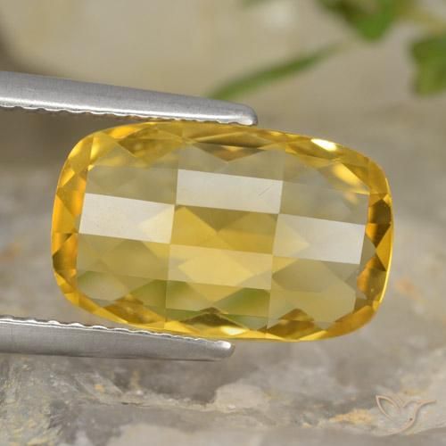 3.64克拉天然黄色黄水晶，垫形剪裁，12.9×8.1毫米，VVS