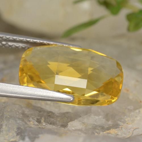 3.64克拉天然黄色黄水晶，垫形剪裁，12.9×8.1毫米，VVS