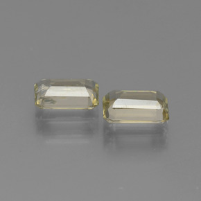 天然变色变色硬水铝石，祖母绿式切割，6.9×4.5毫米，VS