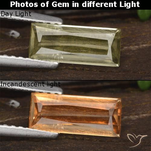 1.05ct 天然 很浅的黄色 变色流散, 狭长方形, VS