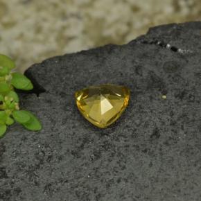 0.68克拉天然黄色变色石榴石，三角形，5.6×5.5毫米，VS