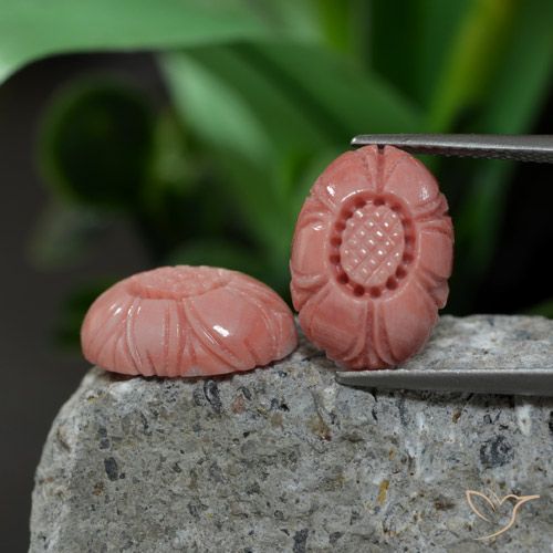 9.38克拉天然珊瑚，花形切割，不透明