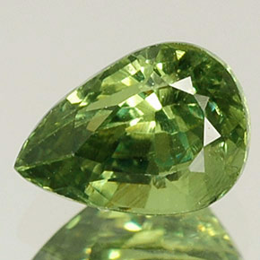 0.76克拉天然绿色翠榴石，梨形，6.1×4.3毫米，VS-SI