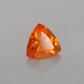0.57克拉天然橙色火欧泊，三角形，6.2×6.1毫米，透明