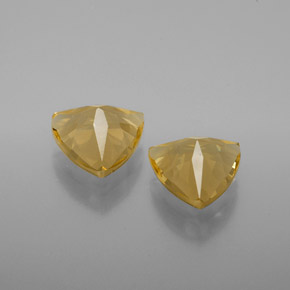 天然黄色金绿柱石，三角形，8.3×8.1毫米，VVS-VS