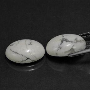 0.00克拉天然硅硼钙石，椭圆形，不透明