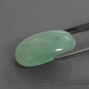 18.38克拉天然翡翠，椭圆形，半透明