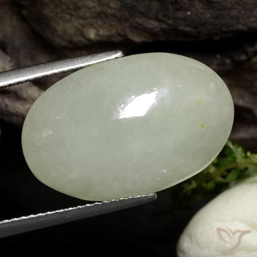 12.73克拉天然翡翠，椭圆形，半透明