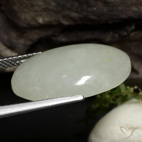 12.73克拉天然翡翠，椭圆形，半透明