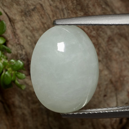 8.73克拉天然翡翠，椭圆形切割，半透明