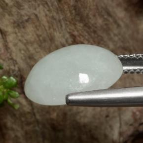 8.73克拉天然翡翠，椭圆形切割，半透明