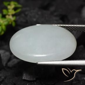 12.63克拉天然翡翠，椭圆形，半透明