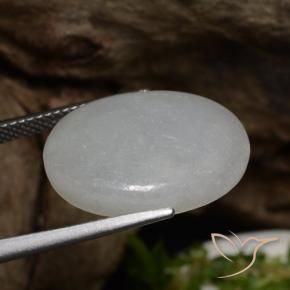13.33克拉天然翡翠，椭圆形，半透明
