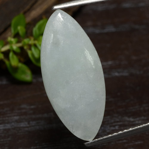 5.79克拉天然绿色硬玉，马眼形，21×9.4毫米，半透明