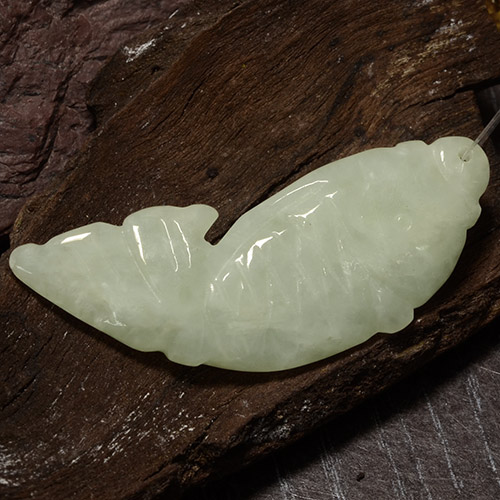 24.61克拉天然绿色硬玉，异形，40.3×14.9毫米，半透明