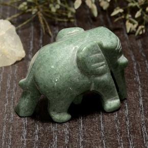 140.74克拉天然绿色硬玉，异形，35.7×18.8毫米，不透明