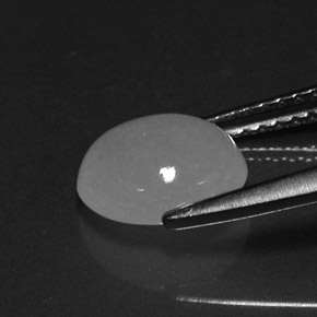 2.20克拉天然翡翠，椭圆形切割，半透明