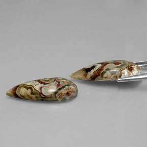 天然多色碧玉，梨形，25×10.1毫米，不透明