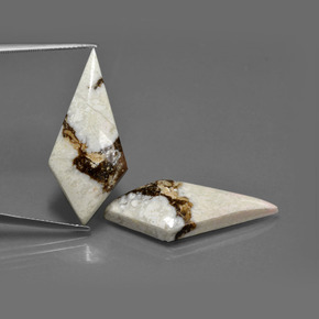 天然多色碧玉，异形，33.2×14.8毫米，不透明