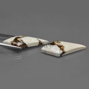 天然多色碧玉，异形，33.2×14.8毫米，不透明
