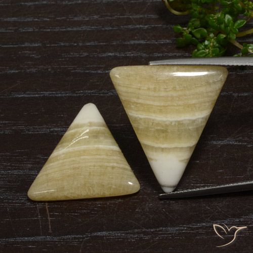 30.33克拉天然碧玉，胖三角形，不透明