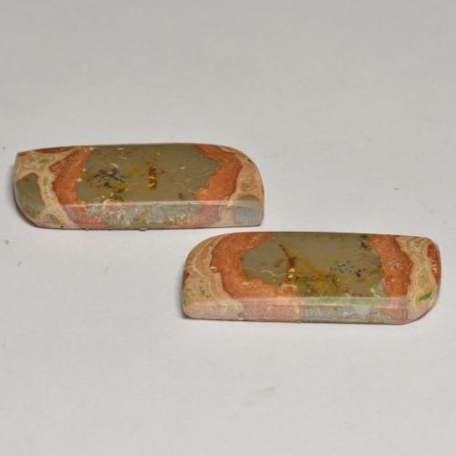 19.13天然多色碧玉，异形，22.6×11.1毫米，不透明