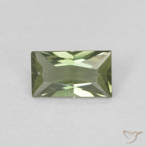 0.20ct 天然 温暖的森林绿 钠柱晶石, 狭长方形, VVS