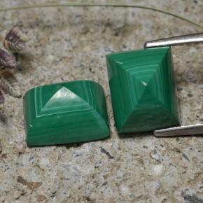 7.83天然绿色孔雀石，长方形切工，9×7.3毫米，不透明