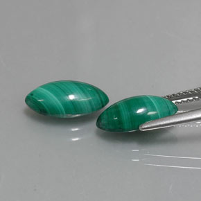 天然绿色孔雀石，马眼形，11.8×6.1毫米，不透明