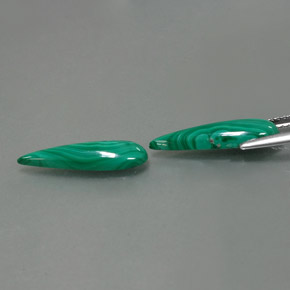 天然绿色孔雀石，梨形，18×4.8毫米，不透明