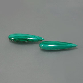 天然绿色孔雀石，梨形，17.8×5.1毫米，不透明