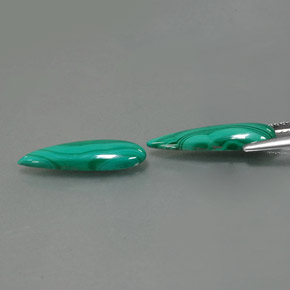 天然绿色孔雀石，梨形，17.8×5.1毫米，不透明