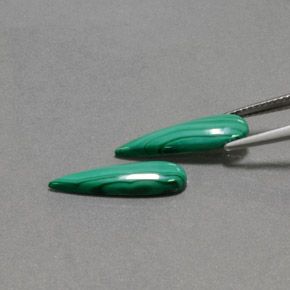 5.06天然绿色孔雀石，梨形，18×5.1毫米，不透明