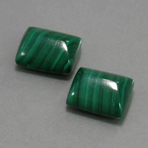 天然绿色孔雀石，长方形切工，13.4×11.4毫米，不透明