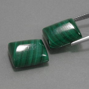 天然绿色孔雀石，长方形切工，13.4×11.4毫米，不透明