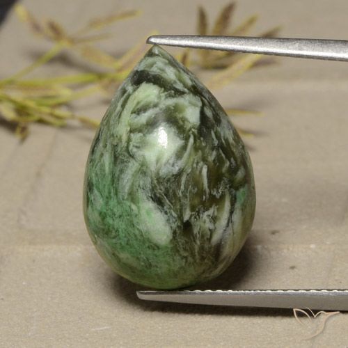12.54克拉天然绿色抹西西玉，梨形，18.7×13.2毫米，不透明