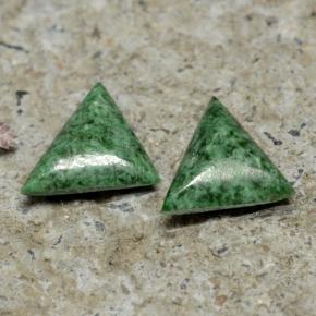 2.03天然绿色抹西西玉，三角形，8.7×8.2毫米，不透明