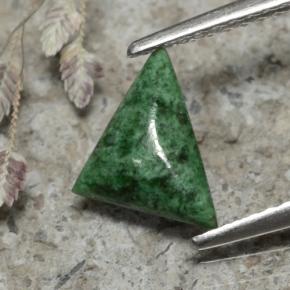 0.87克拉天然绿色抹西西玉，三角形，6.8×9.3毫米，不透明