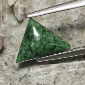 0.87克拉天然绿色抹西西玉，三角形，6.8×9.3毫米，不透明