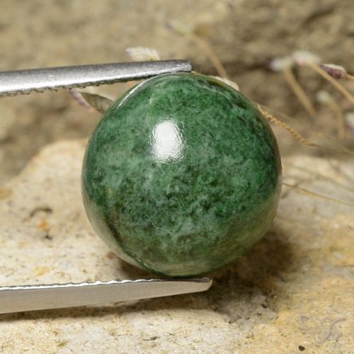 10.02ct 天然 淡松绿色 莫坐坐, 圆形的, 不透明