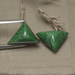 7.46天然绿色抹西西玉，三角形，13.8×9.3毫米，不透明