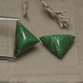 7.46天然绿色抹西西玉，三角形，13.8×9.3毫米，不透明