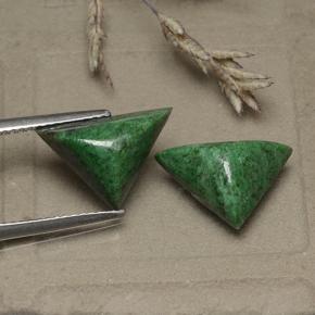 7.46天然绿色抹西西玉，三角形，13.8×9.3毫米，不透明